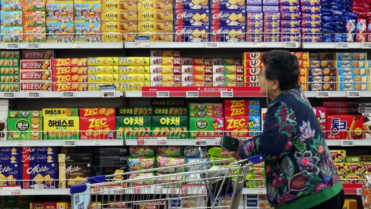 서울 서초구 하나로마트 양재점에 진열된 과자. / 뉴스1