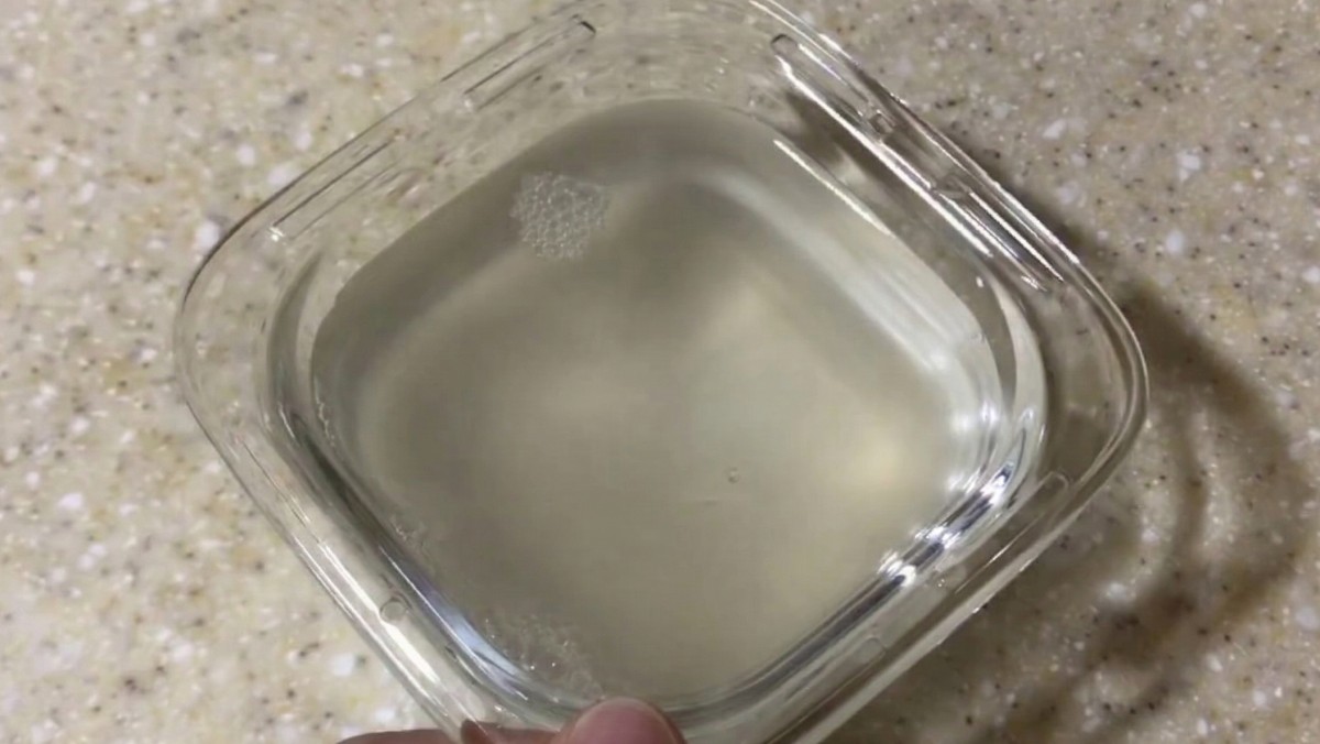 치킨 무 국물. 유튜브 채널 '코코네' 영상 장면 중 일부를 AI툴로 재생성한 이미지.