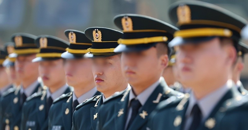 20일 충남 계룡대 대연병장에서 열린 육·해·공군 사관학교 통합임관식에서 신임 장교들이 이재명 대통령의 축사를 경청하고 있다. 2026.2.20 / 뉴스1