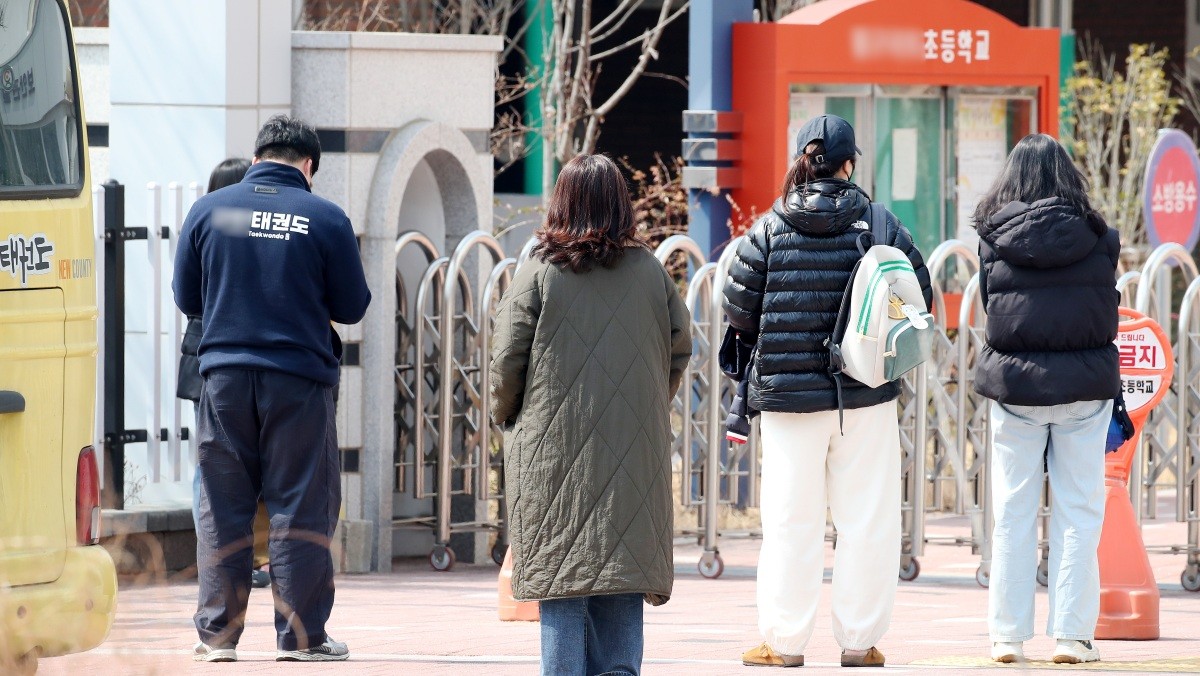 대구 북구의 한 초등학교 앞에서 학부모들이 하교 시간을 앞두고 교문 앞에서 자녀를 기다리고 있다. / 뉴스1