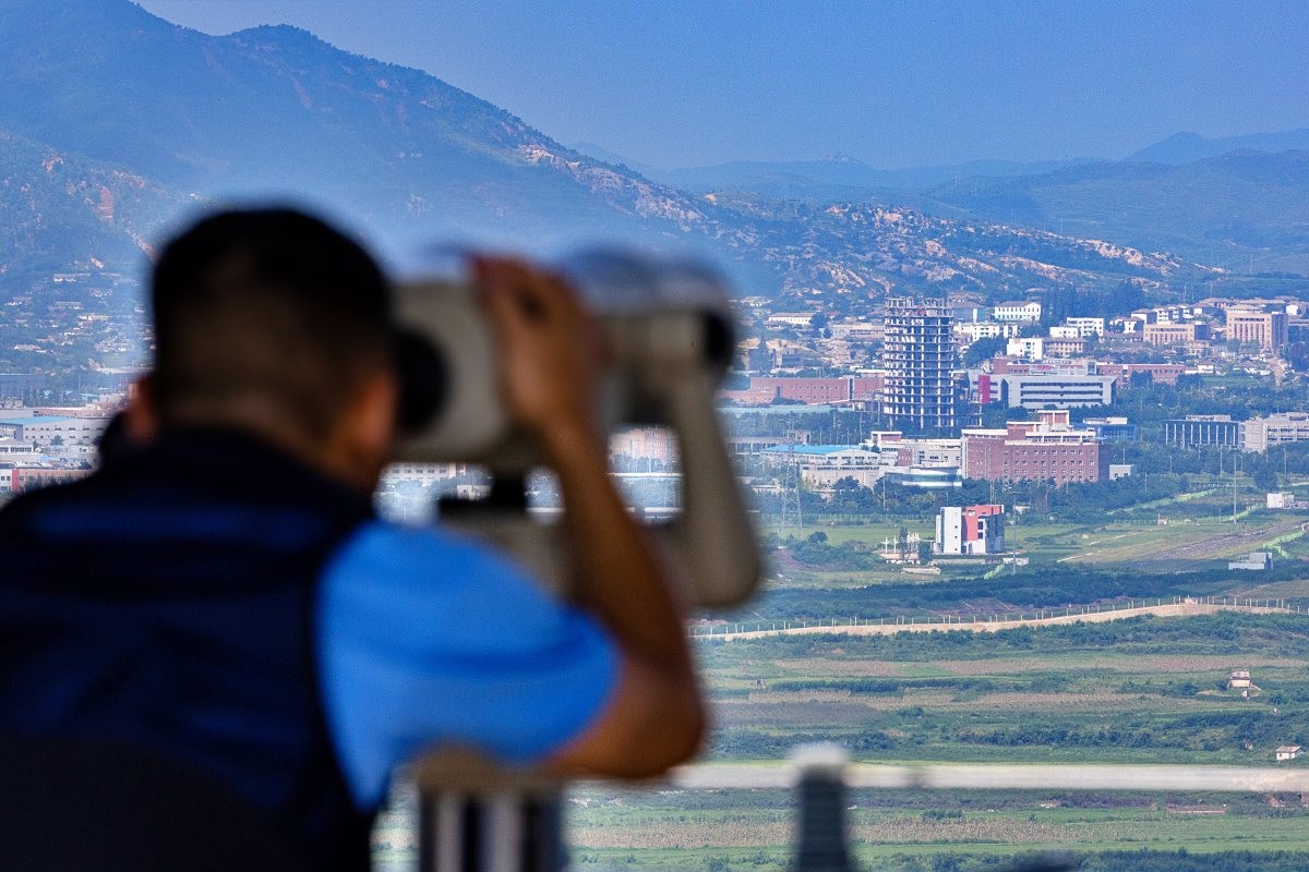 파주시 도라전망대에서 방문객이 서부전선 비무장지대(DMZ)와 개성공단 일대를 바라보고 있다. / 연합뉴스