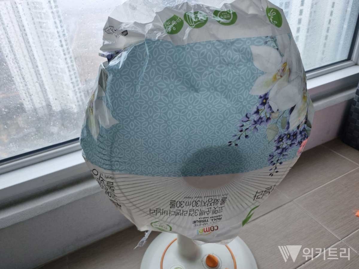 선풍기에 비닐을 씌운 모습. / 위키트리