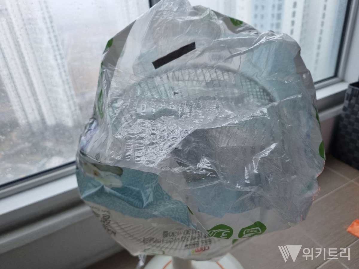 온라인에서 주문 후 남은 비닐을 버리지 말고 선풍기 청소에 활용하면 좋다. / 위키트리