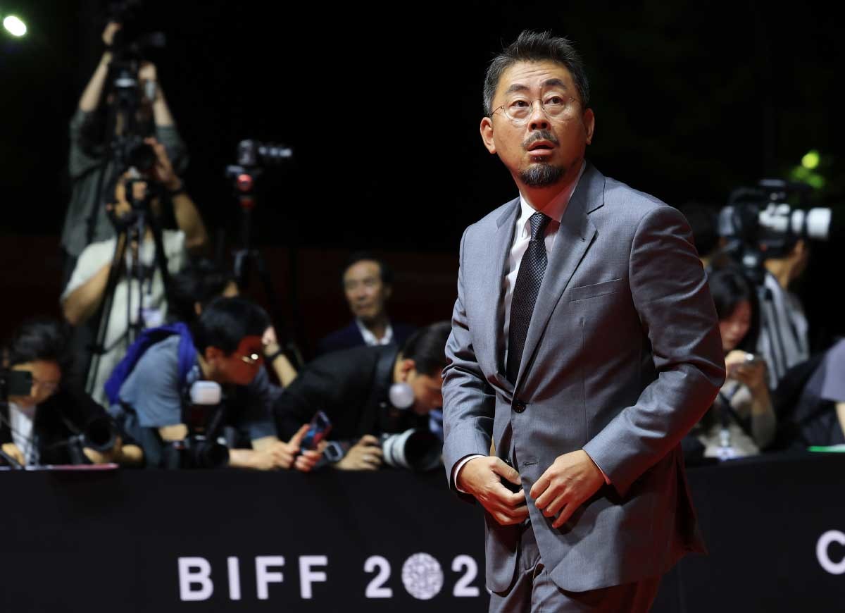 BIFF 레드카펫 밟는 나홍진 감독. 나홍진 감독이 지난해 9월 부산 해운대구 영화의전당에서 열린 ‘제30회 부산국제영화제’(BIFF) 개막식에 참석하고 있다. / 뉴스1