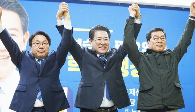 민주당 전남광주특별시장 경선에 참여했던 강기정 광주광역시장(왼쪽)과 신정훈 국회의원(오른쪽)이 김영록 예비후보(가운데)에 대한 지지를 9일 전격 선언했다. / 김영록 예비후보