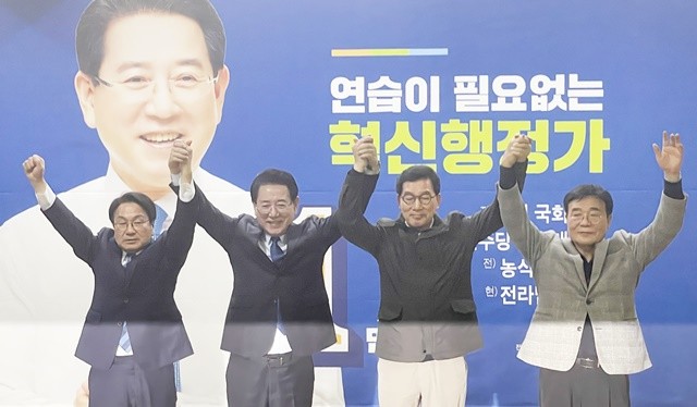 민주당 전남광주특별시장 경선에 참여했던 강기정 광주광역시장과 신정훈 국회의원이 김영록 예비후보에 대한 지지를 9일 전격 선언했다.