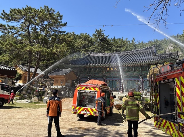 해운대소방서, 장산서 산불진압 합동훈련…소방·구청·군부대 60여 명 투입