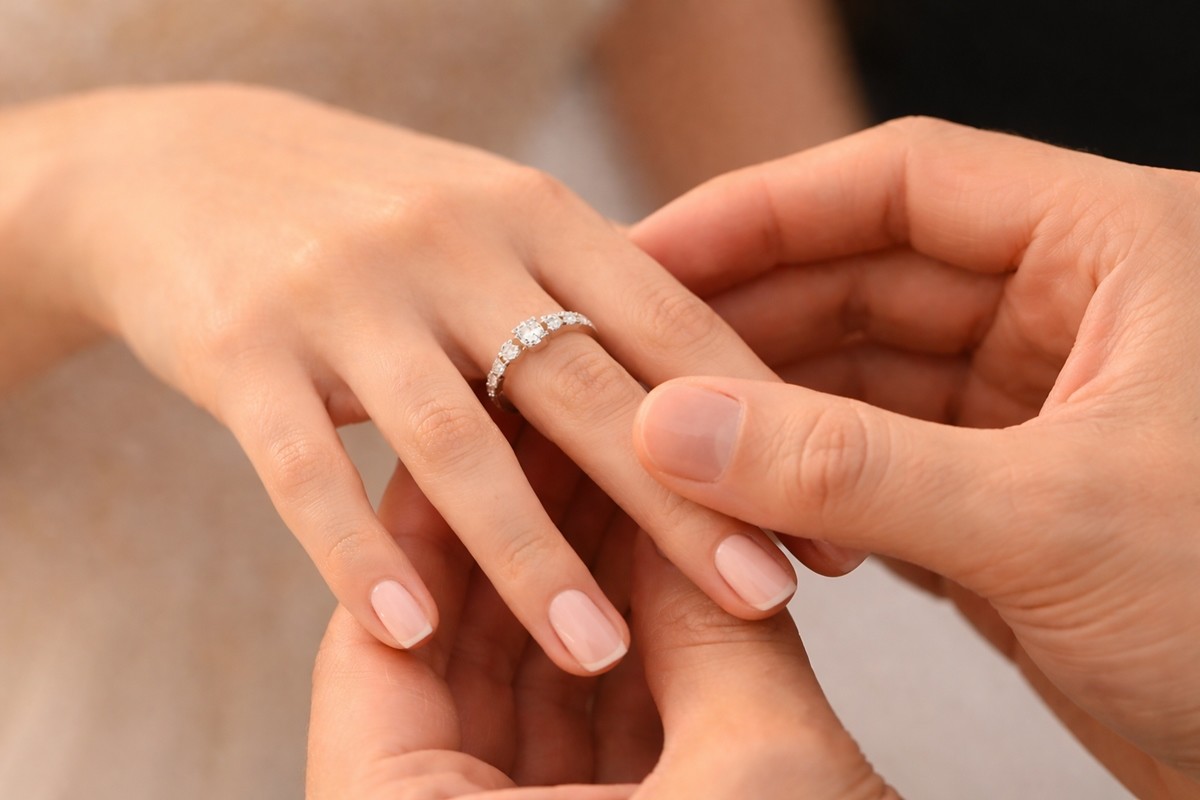 AI를 활용해 제작한 사진으로 기사 내용과 무관한 자료 사진. 부산에서 흉기 사건이 발생했다. 현장에서 40대 남성이 숨진 채 발견됐다. 10일 오전 2시 22분쯤 부산시 기장군에 있는 한 아파트 복도에서 40대 남성이 흉기에 찔려 숨진 채 발견됐다. 남성을 살해한 것으로 추정되는 40대 여성은 범행 이후 사망했다. 이들은 최근 혼인신고를 한 것으로 파악됐다. 경찰은 정확한 사고 경위를 조사하고 있다고 밝혔다.