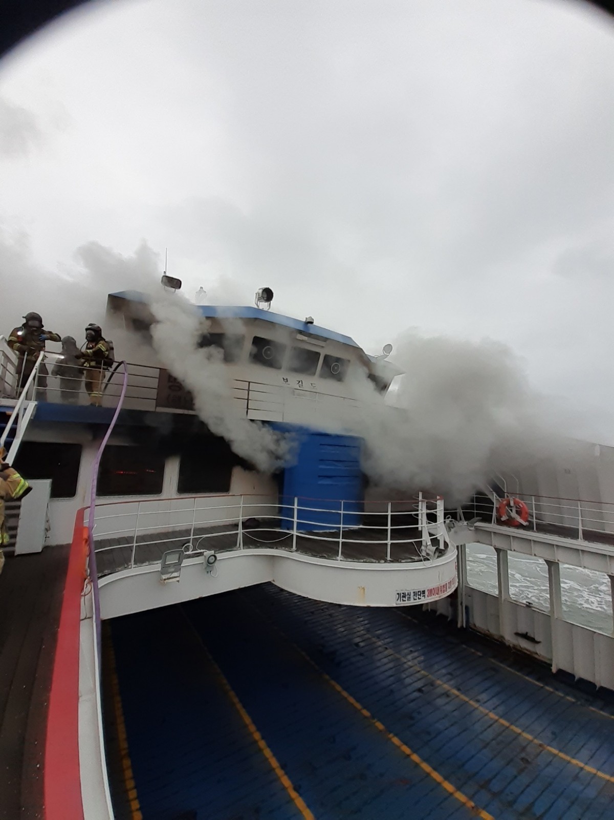 10일 오전 7시 45분경 전남 해남군 송지면 땅끝항 여객선 터미널에서 완도 노화 산양항으로 출항할 예정이었던 621톤급 뉴장보고호 2층 객실에서 불이 나 연기가 피어오르고 있는 모습. / 전남소방 제공-뉴스1