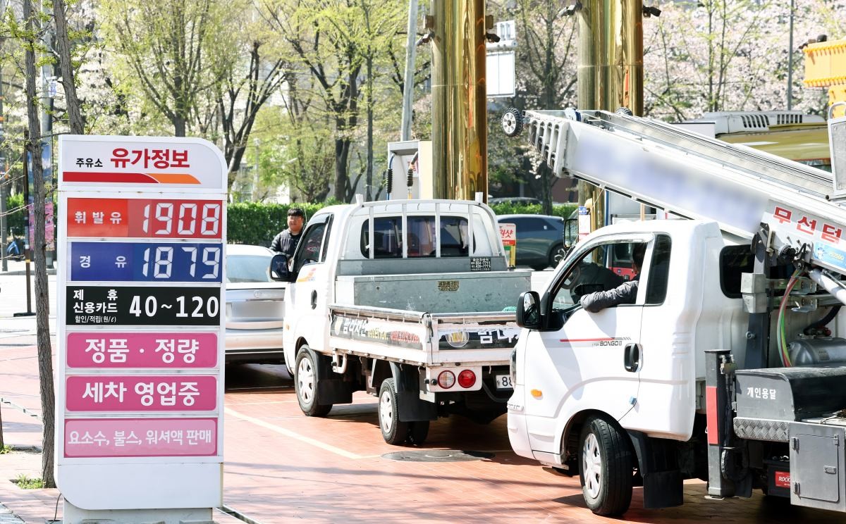 저가 주유소에 몰린 차량들. 자료사진. / 뉴스1