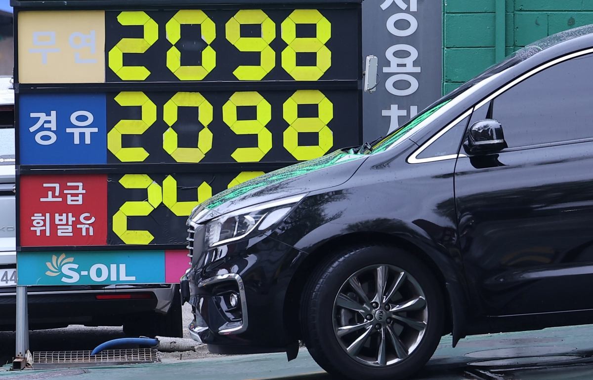 경유 서울 평균가 2000원 돌파. 지난 9일 오후 서울 시내 한 주유소 모습. / 뉴스1