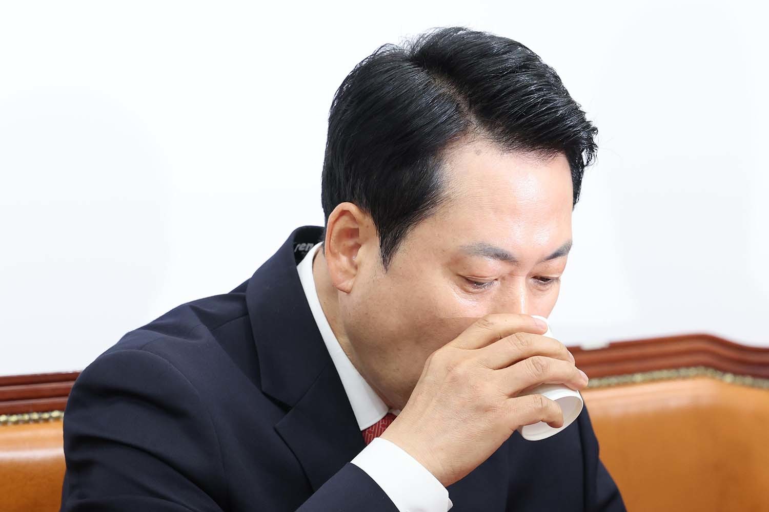 장동혁 국민의힘 대표가 9일 서울 여의도 국회에서 열린 최고위원회의에서 목을 축이고 있다. / 뉴스1
