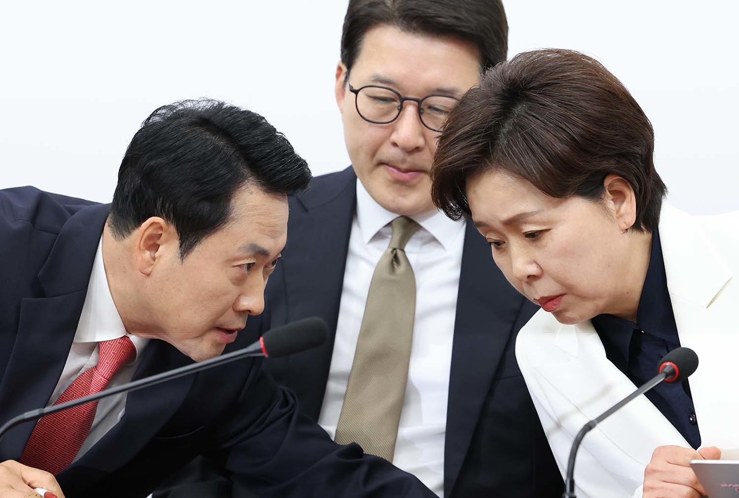 장동혁 국민의힘 대표와 양향자 최고위원이 9일 서울 여의도 국회에서 열린 최고위원회의에서 대화하고 있다./ 뉴스1