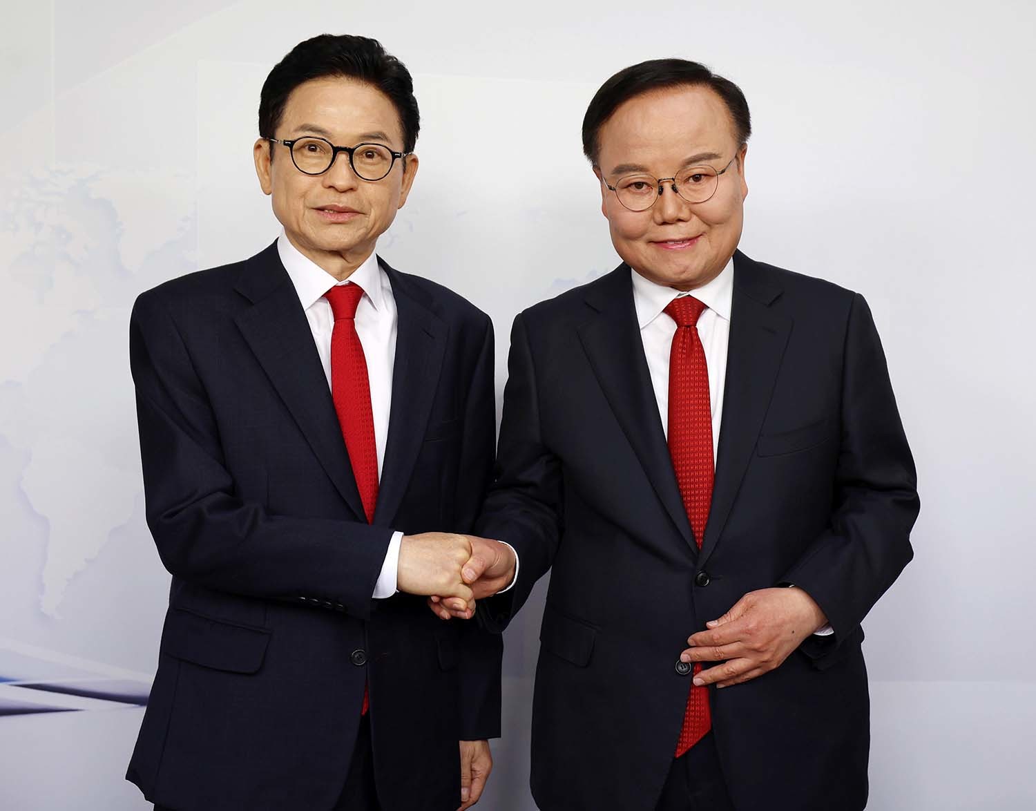 2일 대구 중구 매일신문 스튜디오에서 열린 '6·3 지방선거 국민의힘 경북도지사 경선 비전 토론회'에서 이철우 후보(왼쪽)와 김재원 후보가 토론에 앞서 포즈를 취하고 있다. / 뉴스1