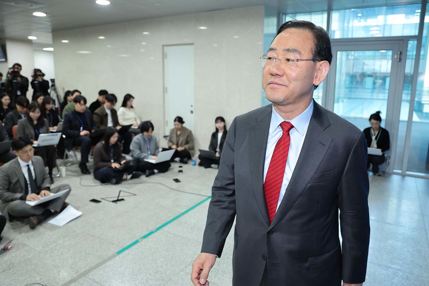 6.3 지방선거 국민의힘 대구시장 경선에서 컷오프(공천 배제)된 주호영 국회부의장이 8일 서울 여의도 국회에서 컷오프 관련 기자회견을 마친 후 소통관을 나서고 있다. / 뉴스1