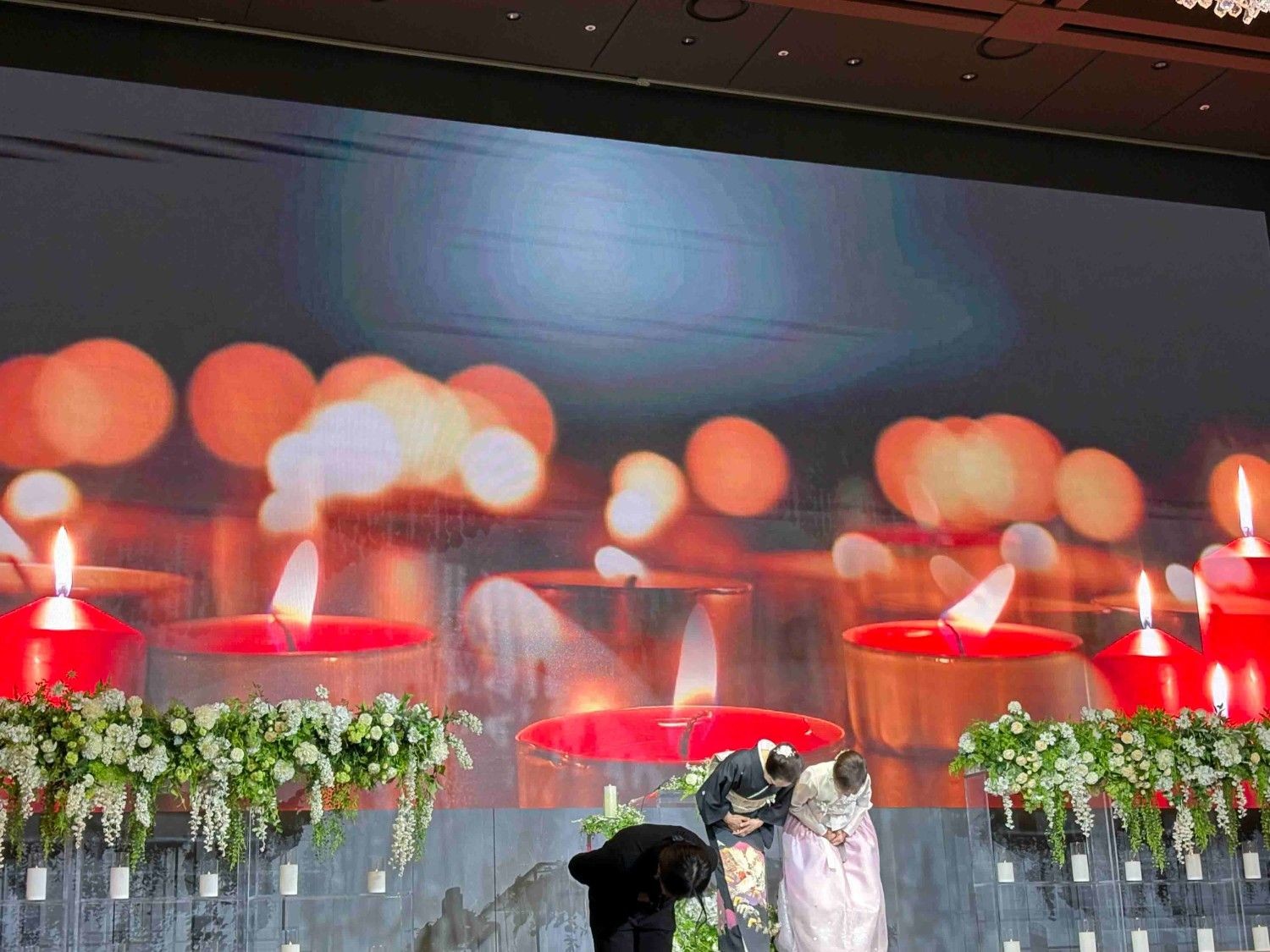 한국 결혼식에서 양가 어머니가 하객들을 향해 고개 숙여 인사하고 있다. / 촬영=위키트리