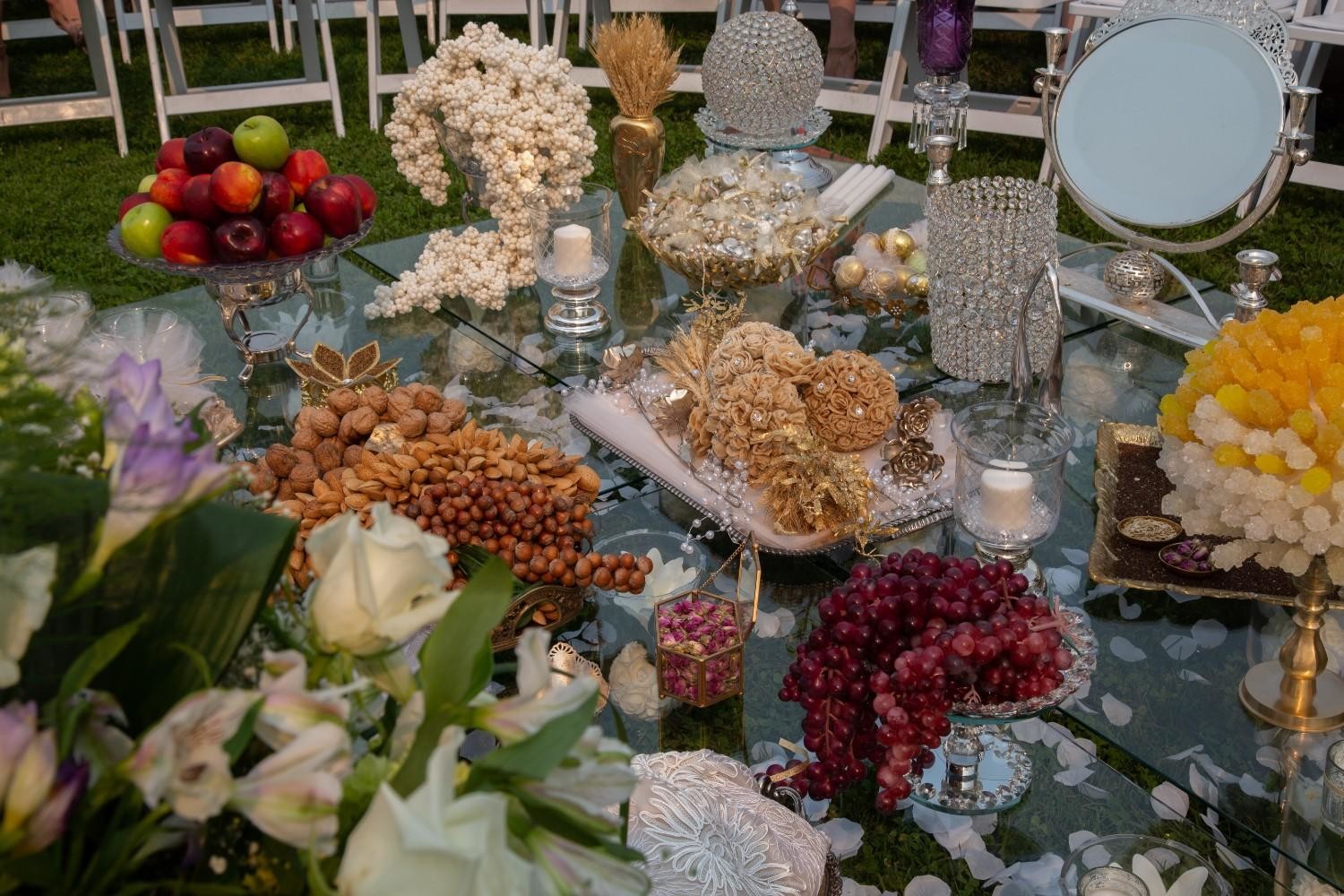 이란 결혼식에서 사용되는 화려한 소프레 아그드(Sofreh Aghd) 장식과 과일, 견과류가 세팅된 모습. / Shutterstock