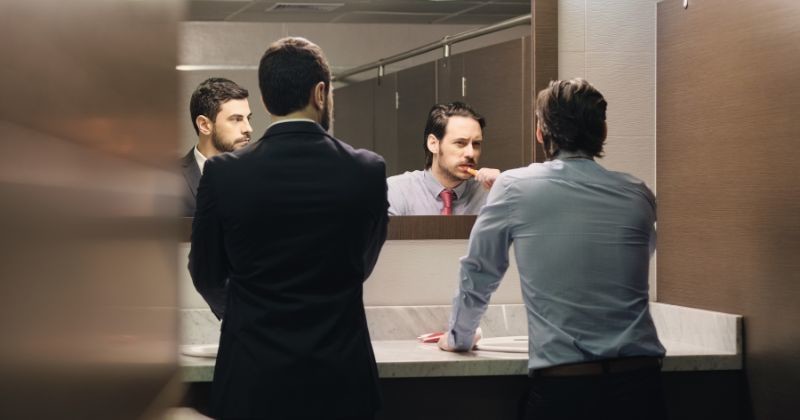 화장실에서 양치질하는 동료를 보고 당황한 외국인 직원의 모습이 담긴 장면 / shuttershock