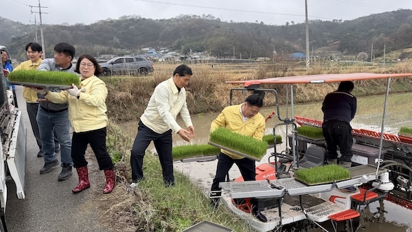 손종석 순창군의장, 풍산면 모내기 현장 방문