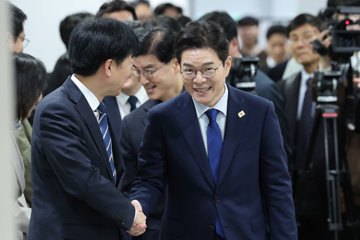 6.3 지방선거 더불어민주당 서울시장 후보로 선출된 정원오 전 성동구청장이 10일 서울 여의도 국회 소통관에서 가진 기자회견에 앞서 의원들과 인사하고 있는 모습 / 뉴스1