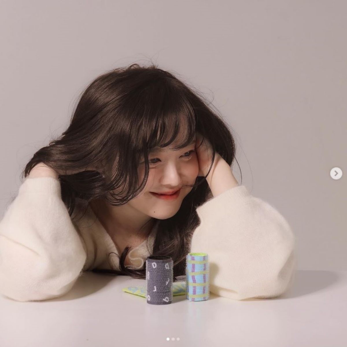 구혜선이 특허내 출시한 헤어롤 '쿠롤' 제품과 모델 구혜선의 모습. / 구혜선 인스타그램