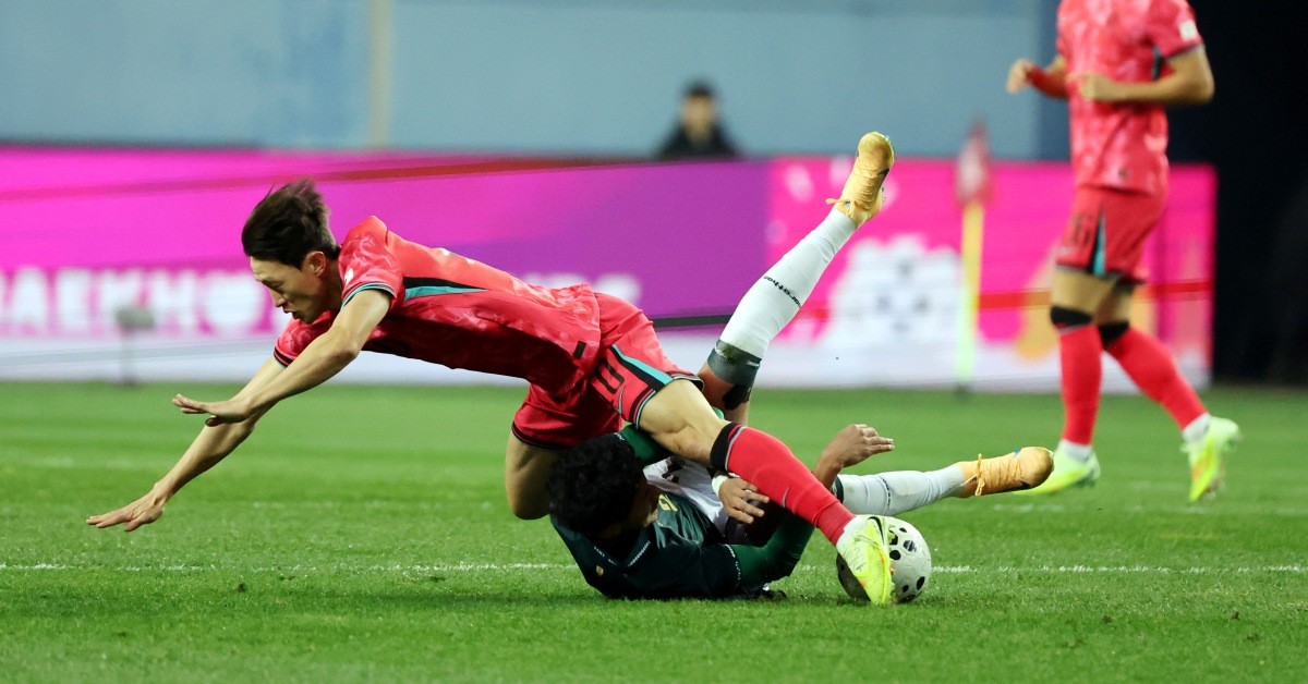핵심 미드필더 이재성(34·마인츠)이 왼쪽 엄지발가락 부상으로 전력에서 이탈했다. 작년 11월 대한민국과 볼리비아의 경기에서 대한민국 이재성이 볼리비아 아로요에게 걸려 넘어지고 있다.  / 뉴스1