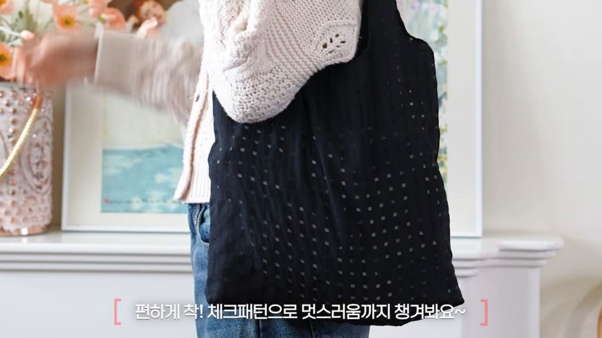 다이소 체크패턴 숄더백. / 유튜브 '다이소'