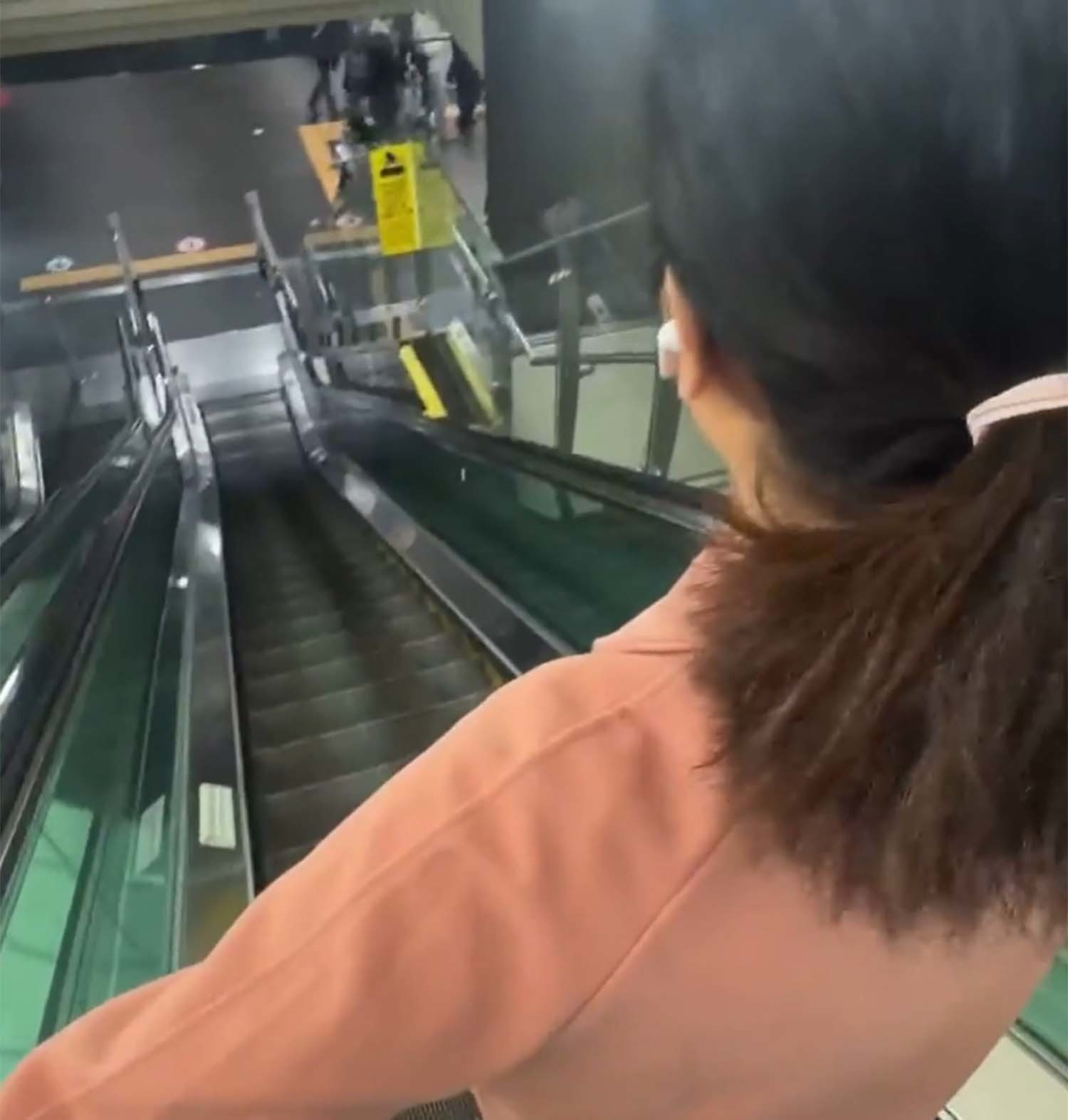 “홍대입구역 '에스컬레이터 길막녀'를 조심하세요”