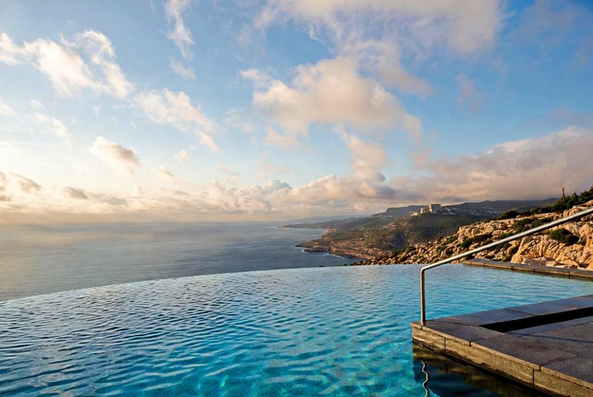 수평선이나 하늘과 맞닿아 있는 듯한 착시 효과를 불러일으키는 '인피니티 풀'. 기사 내용 토대로 AI툴 활용해 제작한 자료사진.