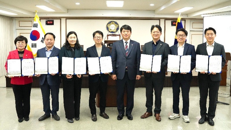 대전 중구의회 오은규 의장(오른쪽 네번째)이 10일 2025회계연도 결산검사위원을 위촉하고 위원들과 기념촬영을 하고 있다./사진=대전 중구의회