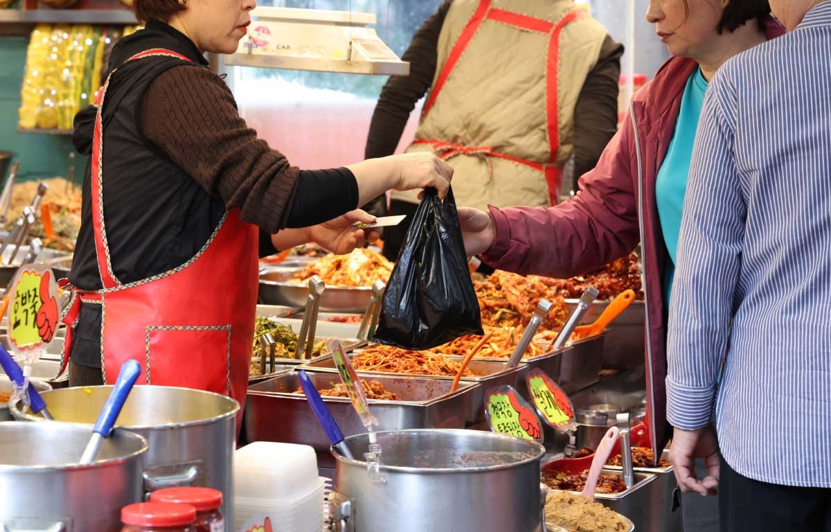 1인당 최대 60만원 지원…'중동 쇼크'에 26.2조 추경. 정부가 중동 정세 장기화에 따른 고유가 부담 완화를 위해 총 26조 2000억 원 규모의 추가경정예산안(추경)을 편성하고, 소득 하위 70% 국민 약 3580만 명에게 1인당 10만~60만 원의 피해지원금을 지역화폐 형태로 지급하기로 했다. / 뉴스1