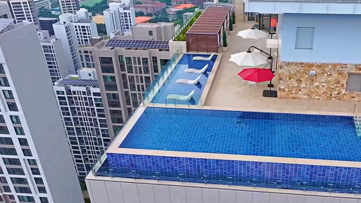 아파트 옥상에 위치한 커뮤니티 시설이라는 루프톱 인피니티 풀. / 유튜브 '자이TV'