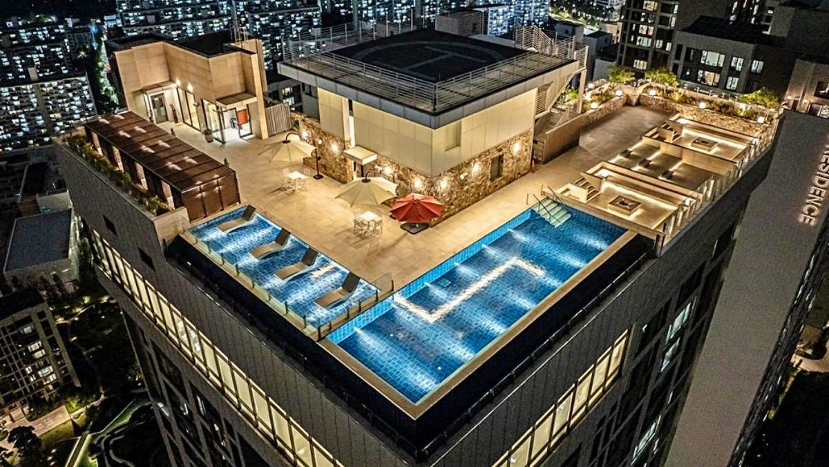 개포자이프레지던스 단지 내 루프톱 인피니트 풀. / 자이 매거진 BEYOND A.