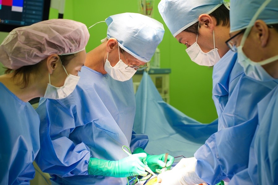 손동녕 포항성모병원 외과 과장 수술 모습