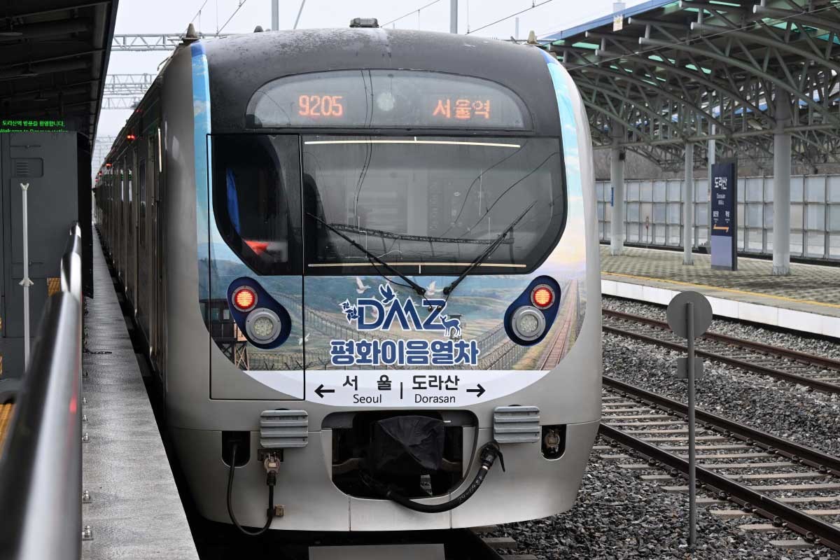 도라산역에 정차한 DMZ 평화 이음 열차.10일 운행이 재개된 DMZ 평화 이음 열차가 서울역에서 출발해 경기도 파주시 도라산역에 정차해 있다. 서울역과 도라산을 오가는 정기 관광열차인 DMZ 평화 이음 열차는 6년 6개월 만에 운행이 재개됐다. / 뉴스1