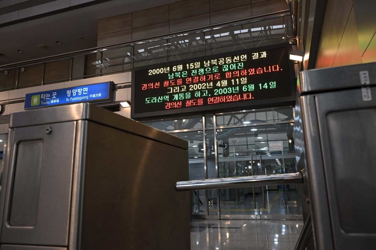 '북쪽으로 가는 길은' 10일 운행이 재개된 DMZ 평화 이음 열차의 종점인 도라산역의 모습. 서울역과 도라산을 오가는 정기 관광열차인 DMZ 평화 이음 열차는 6년 6개월 만에 운행이 재개됐다. / 뉴스1