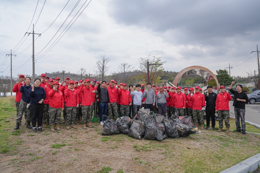 해병대 교육훈련단이 환경정화활동 후 기념 촬영을 하고 있다.