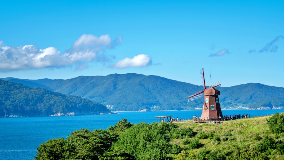 거제 바람의 언덕 / MyNameisYus-Shutterstock.com