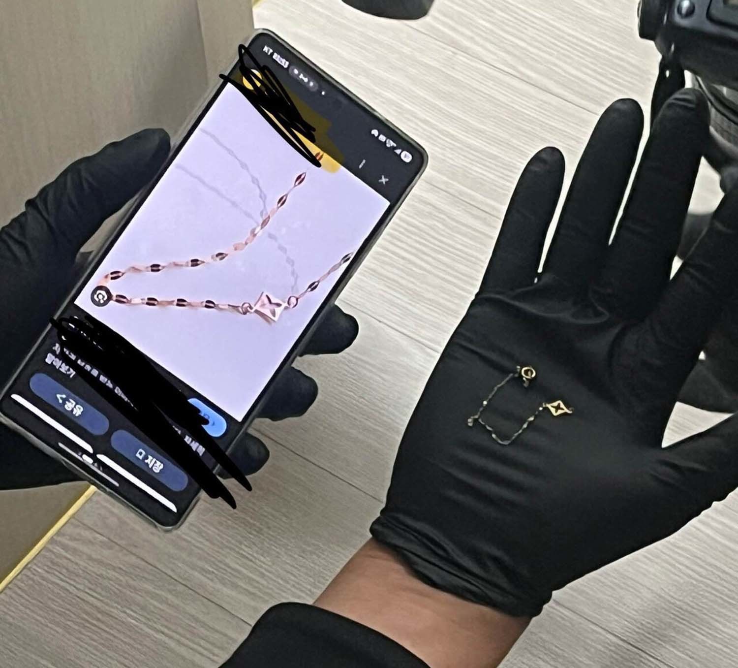 글쓴이가 올린 발찌 사진. / 블라인드