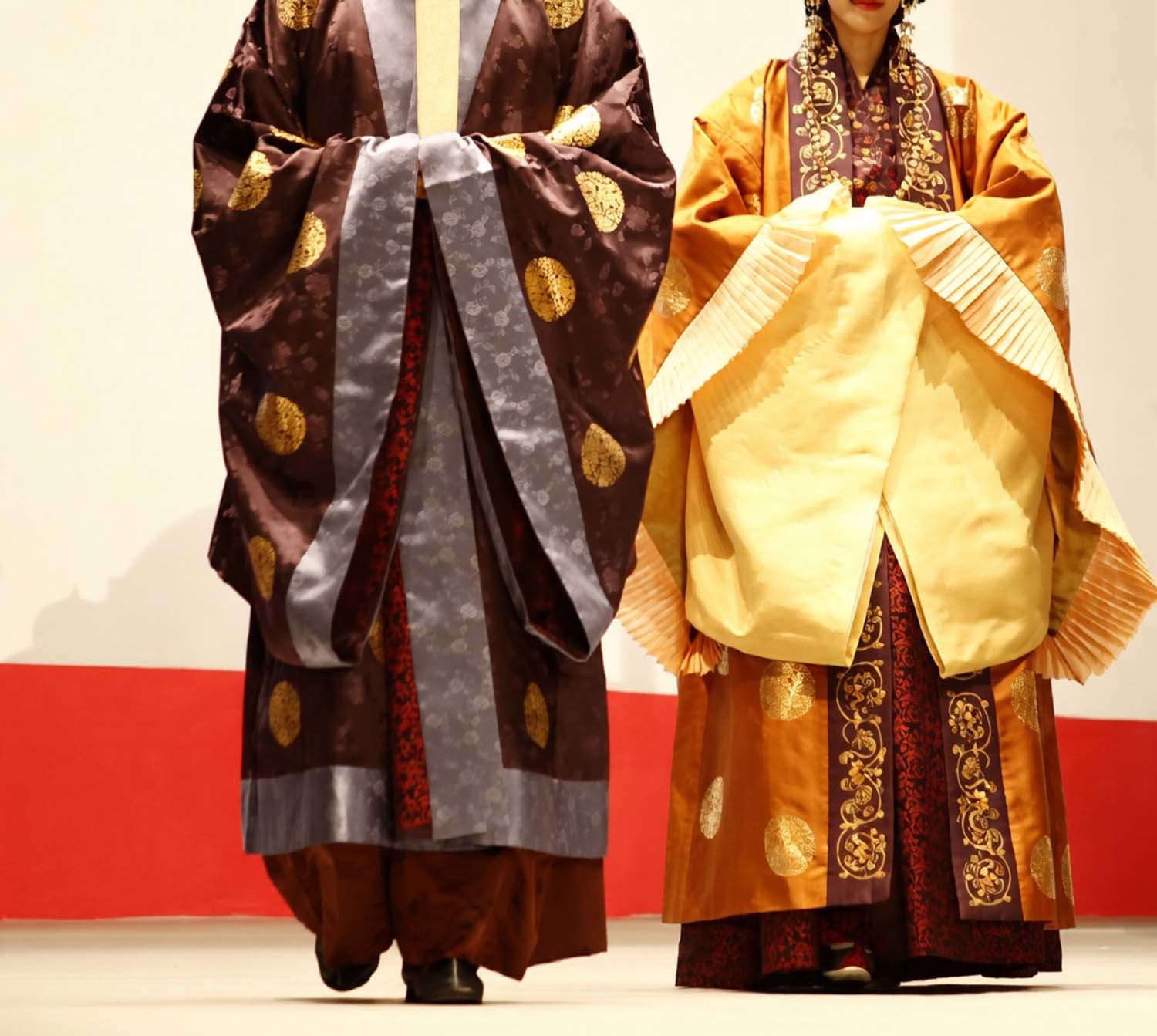 신라 왕과 왕비의 의상. 2013년 '이스탄불-경주세계문화엑스포2013' 특별행사 중 하나인 한국·터키 전통 패션쇼에서 공개됐다. / 연합뉴스 자료사진