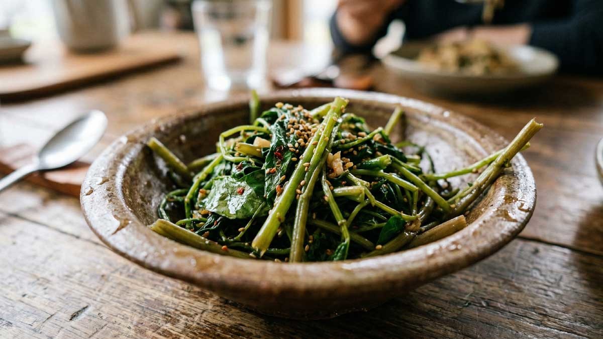 그릇에 담긴 공심채볶음. 해당 이미지는 AI로 생성하였습니다. / 위키트리