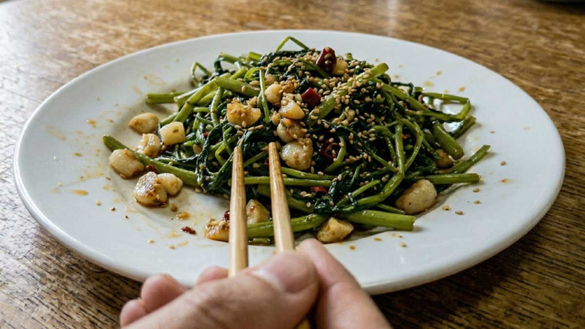 마늘과 함께 볶은 공심채. AI로 생성한 이미지. / 위키트리