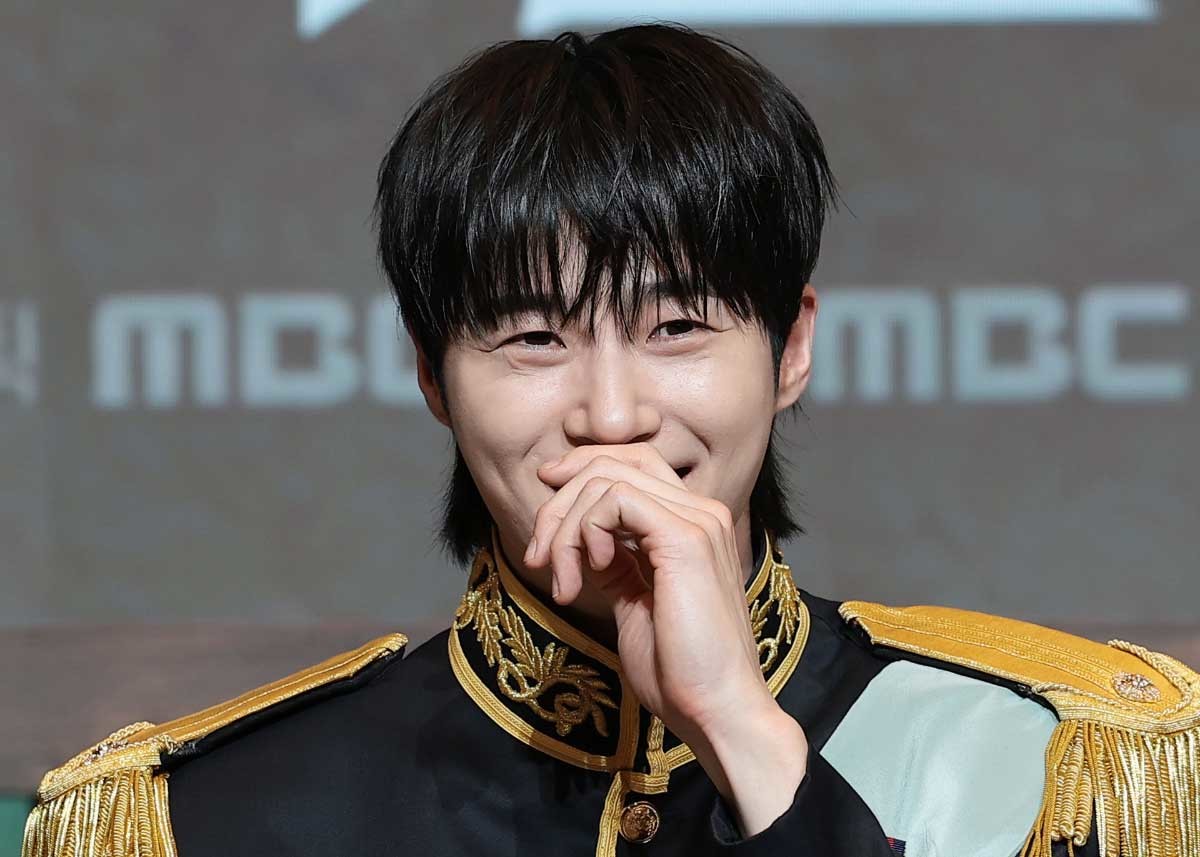 변우석, 미소짓는 이안대군. 배우 변우석이 6일 오후 서울 강남구 조선팰리스 서울 강남에서 열린 MBC 새 금토드라마 ‘21세기 대군부인’(극본 유지원) 제작발표회에 참석해 미소를 짓고 있다. ‘21세기 대군부인’은 21세기 입헌군주제를 배경으로 모든 걸 가진 재벌이지만 신분이 고작 평민이라 짜증스러운 여자 성희주(아이유 분)와 왕의 아들이지만 아무것도 가질 수 없어 슬픈 이안대군(변우석 분)의 운명 개척 신분 타파 로맨스를 그린 드라마다. / 뉴스1