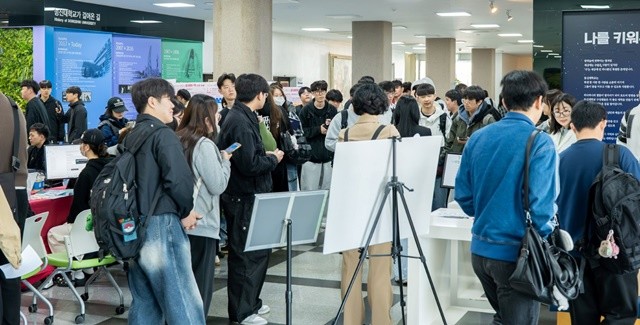 동신대학교 학술문화정보원(원장 허용무)이 최근 재학생들의 디지털 콘텐츠 활용도를 높이기 위해 마련한 ‘2026 ON&OFF 디지털 라이브러리 박람회’가 성황리에 마무리됐다. / 동신대
