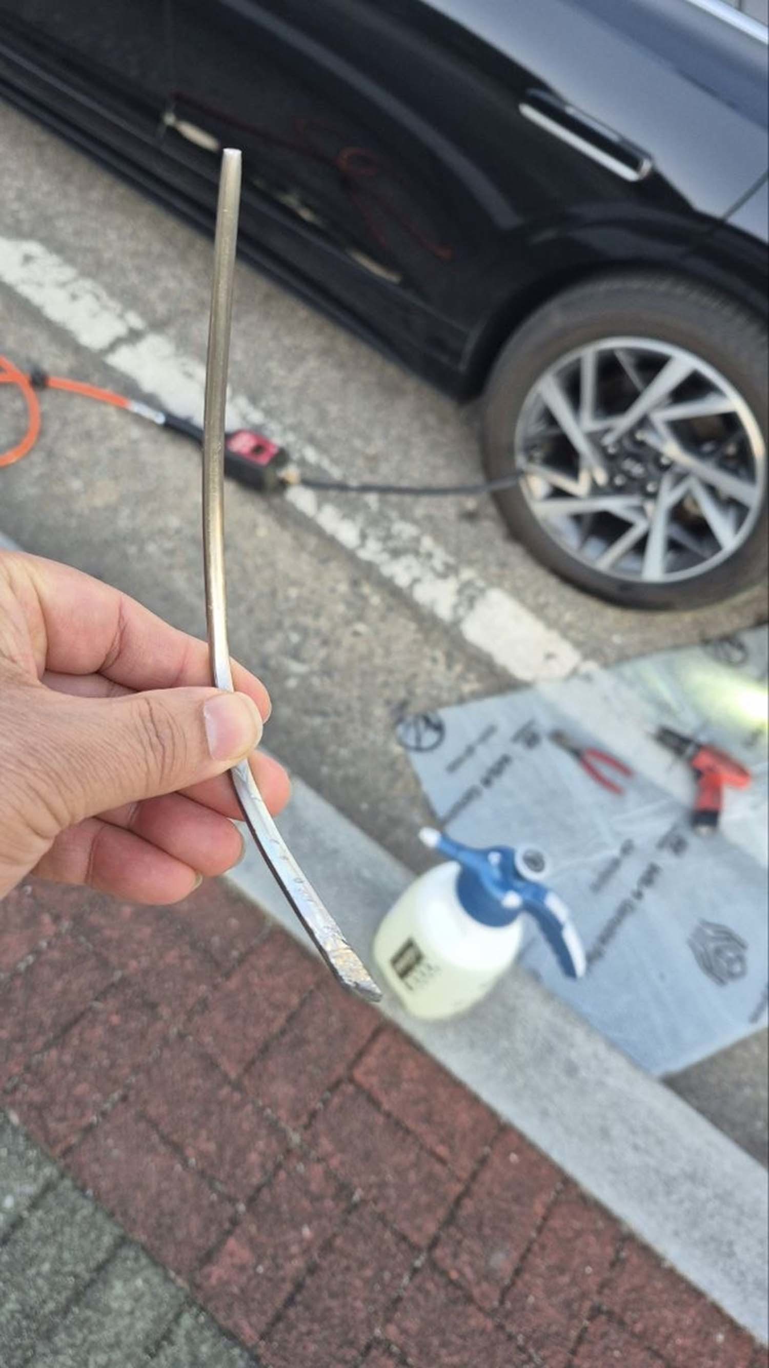 최민희 더불어민주당 의원 차량 바퀴에서 나온 쇠젓가락. / 최 의원실 제공