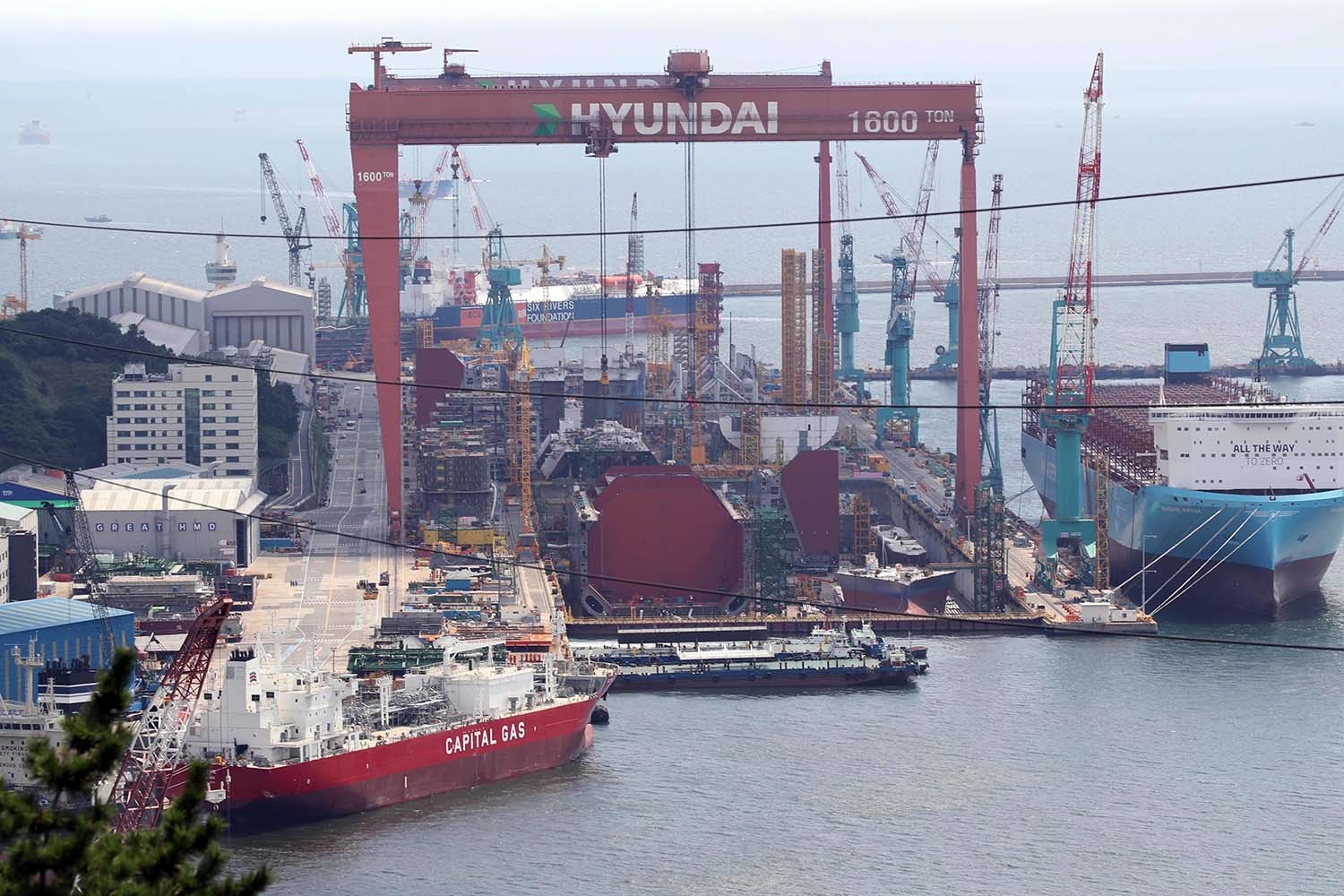 해군 잠수함 화재로 고립된 60대 여성 근로자... 33시간 만에 시신 수습