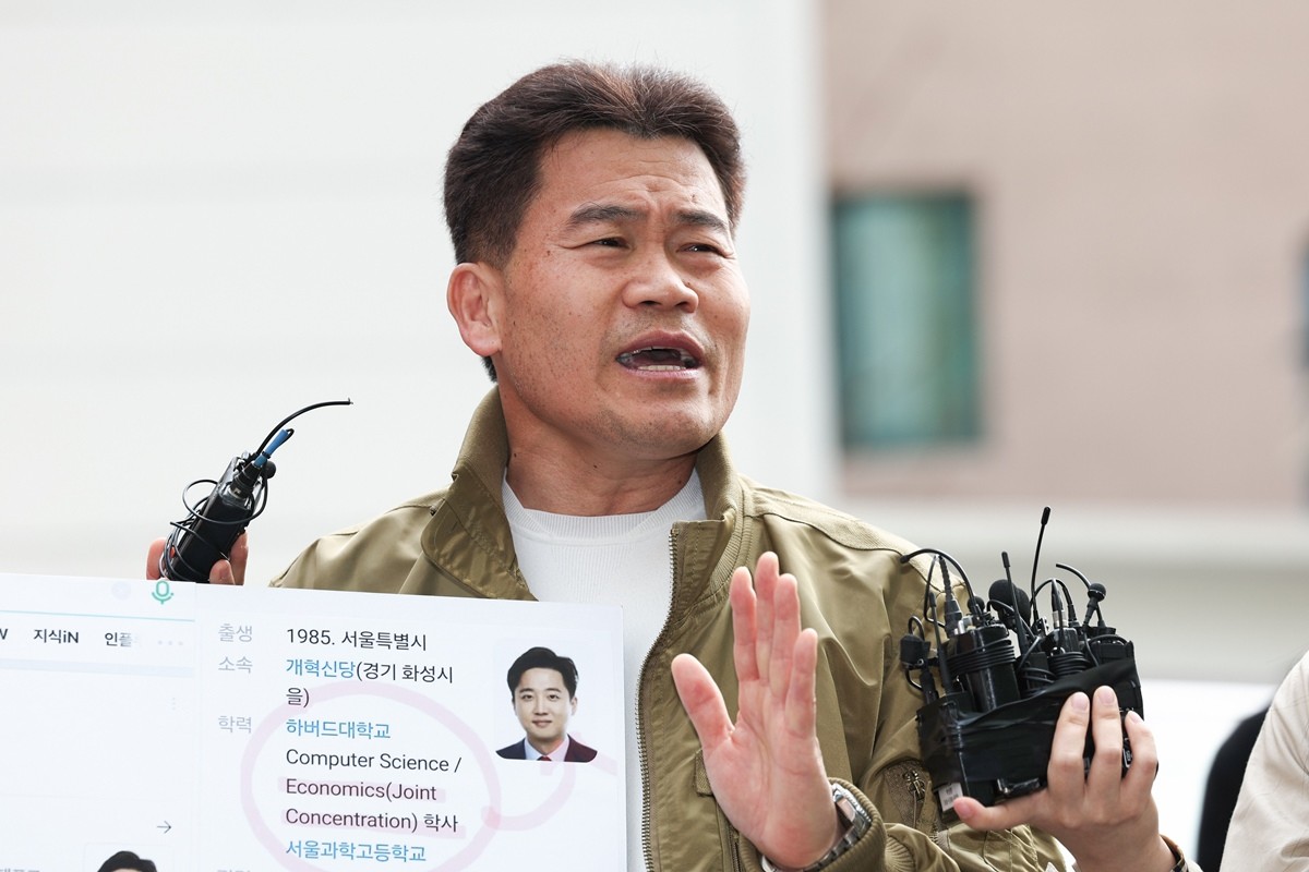 한국사 강사 출신 유튜버 전한길 씨가 서울 동작경찰서에서 세 번째 조사를 받기 위해 출석하면서 이준석 개혁신당 대표의 학력이 허위사실이라고 주장하고 있다. 자료 사진. 경찰이 한국사 강사 출신 유튜버 전한길 씨에 대해 구속영장을 신청했다. 전 씨는 이재명 대통령과 이준석 개혁신당 대표에 대한 명예훼손 혐의를 받고 있다. 전 씨는 지난달부터 이달까지 경찰에서 3차례에 걸쳐 조사를 받았다. / 뉴스1