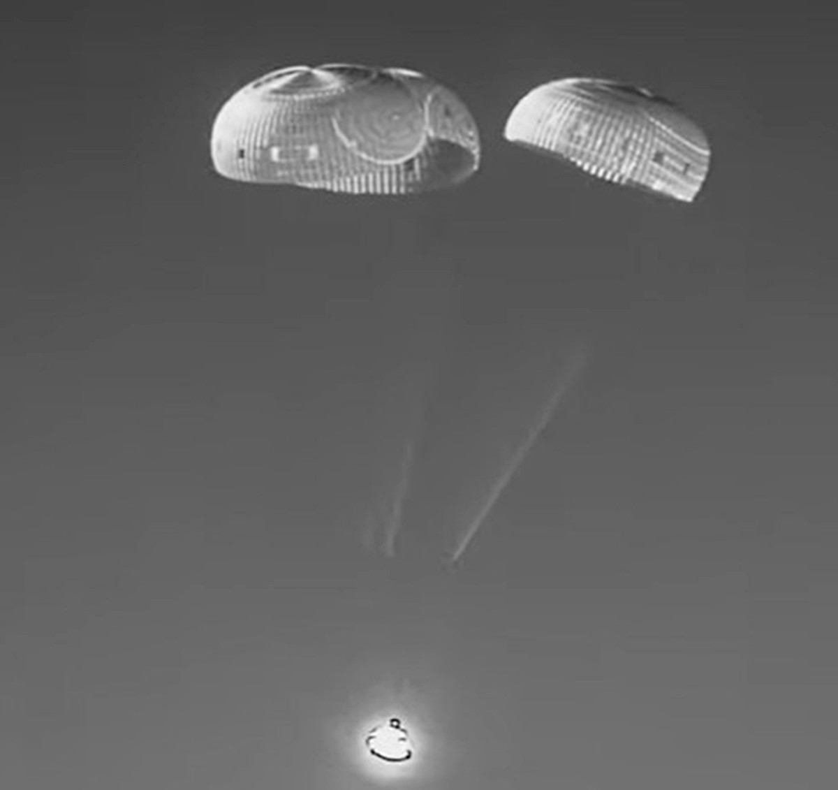 지구로 귀환하고 있는 '아르테미스 2호' 모습. 유인 우주탐사선 '아르테미스 2호'가 달 탐사를 마치고 지구로 무사히 귀환한 것으로 전해졌다. NASA(미국 항공우주국) 생중계와 연합뉴스 보도 등에 따르면 10일 오후 8시 7분(미국 동부 시각 기준) '아르테미스 2호'의 유인 캡슐인 오리온이 미국 샌디에이고 인근 태평양 바다에 무사히 안착했다. 지난 1일 미국 플로리다주 케네디 우주센터에서 발사된 지 열흘 만이다. 우주비행사들의 건강 상태는 아직 확인되지 않은 것으로 전해졌다 / 미국 항공우주국 NASA 제공