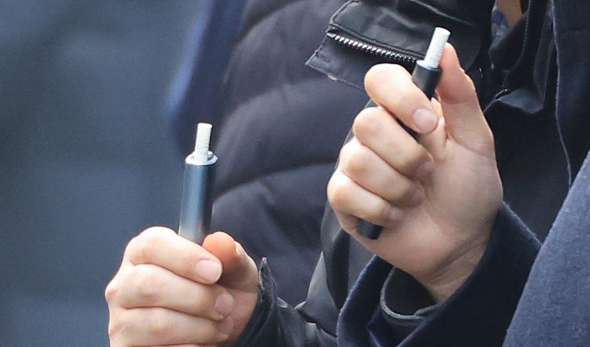 서울 시내 거리에서 흡연자들이 모여 전자담배를 피우고 있는 모습. 기사 이해를 돕기 위한 자료 사진 / 연합뉴스