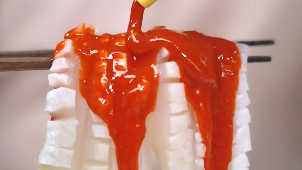 먹음직스러운 도다리회에 초장을 뿌리는 모습. / 유튜브 '입질의추억TV jiminTV'